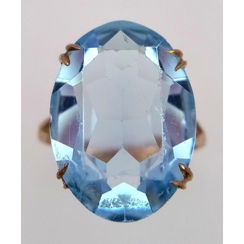 537 - A 9ct Yellow Gold Blue Topaz Ring, 12mmx18mm topaz, size M, 4.1g total weight.

ref: 1500I