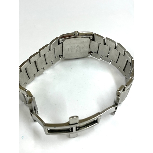 234 - A Gents Gucci 8500M quartz date watch , needs battery as found .