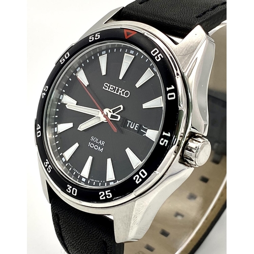 526 - A Seiko Solar Gents Watch. Black leather strap. Stainless steel case - 44mm. Black dial with day/dat... 