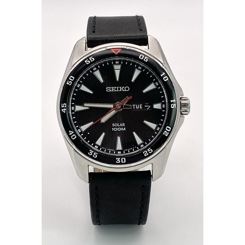 526 - A Seiko Solar Gents Watch. Black leather strap. Stainless steel case - 44mm. Black dial with day/dat... 