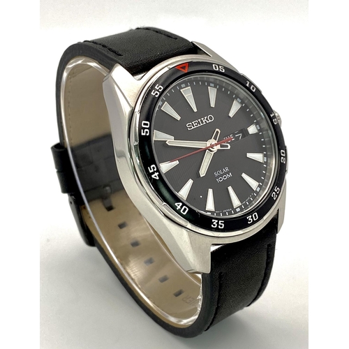 526 - A Seiko Solar Gents Watch. Black leather strap. Stainless steel case - 44mm. Black dial with day/dat... 