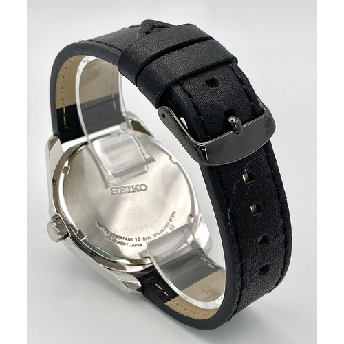 526 - A Seiko Solar Gents Watch. Black leather strap. Stainless steel case - 44mm. Black dial with day/dat... 