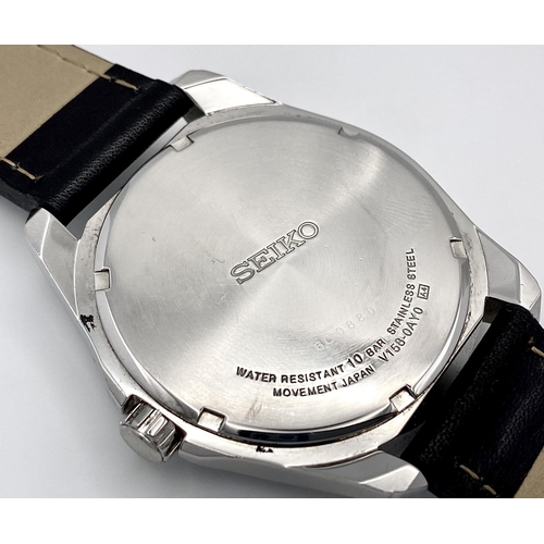 526 - A Seiko Solar Gents Watch. Black leather strap. Stainless steel case - 44mm. Black dial with day/dat... 