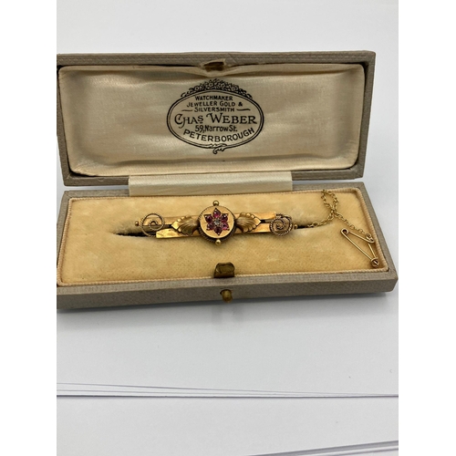 125 - Beautiful vintage 9 carat GOLD BROOCH. Set with a central DIAMOND and having a RUBY surround. Comple... 