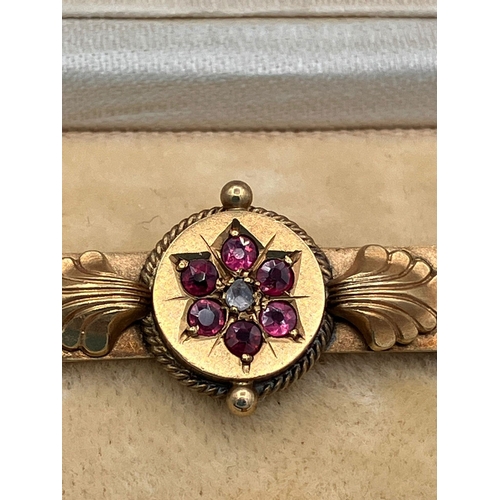 125 - Beautiful vintage 9 carat GOLD BROOCH. Set with a central DIAMOND and having a RUBY surround. Comple... 