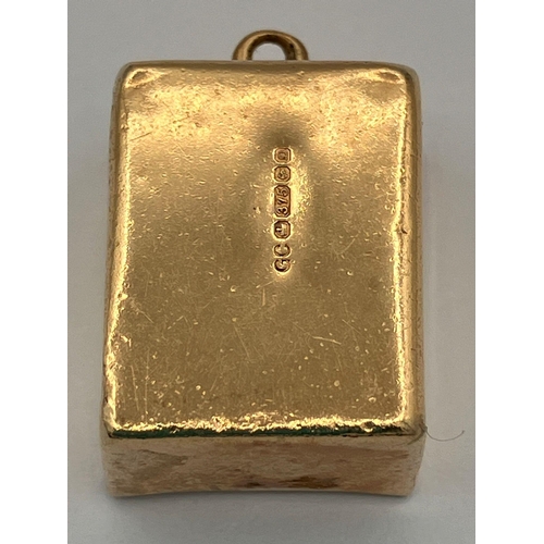 132 - Vintage 9 carat GOLD CHARM. Having a 10 Shilling Note folded inside a GOLD CASE. Full UK Hallmark. 2... 