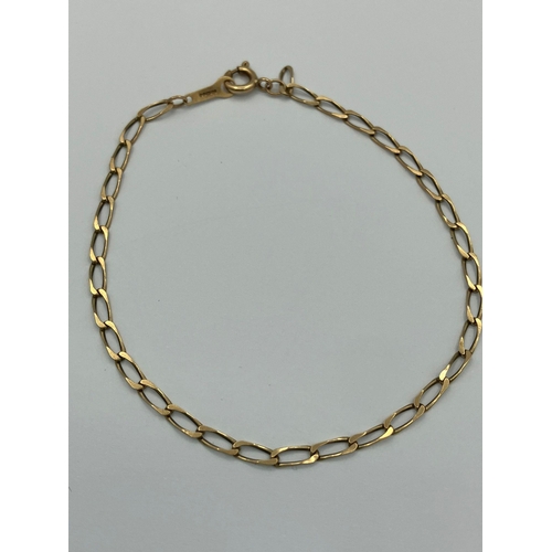 154 - 9 carat GOLD CHAIN LINK BRACELET. Full UK Hallmark. 1.4 grams. 18 cm.