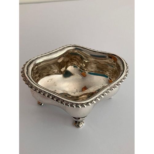 161 - Beautiful antique SILVER SALT DISH. Clear hallmark for Deakin and Francis, Birmingham 1904. Having 4... 