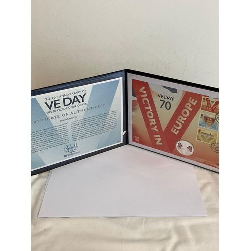 287 - 2015 VE DAY SILVER £5 COIN . 70th anniversary coin Presented in an album style folder complete with ... 