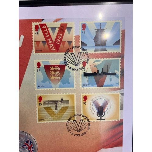 287 - 2015 VE DAY SILVER £5 COIN . 70th anniversary coin Presented in an album style folder complete with ... 