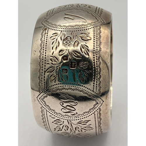 357 - Antique SILVER SERVIETTE RING. Having clear hallmark for William Hutton. London 1896. Beautifully de... 