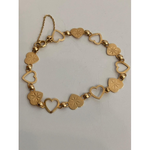 69 - Extremely pretty 9 carat GOLD HEART BRACELET. Complete with gold safety chain. 4.6 grams. 19 cm.