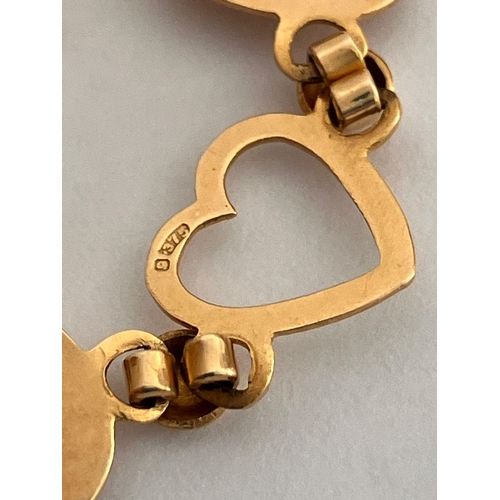 69 - Extremely pretty 9 carat GOLD HEART BRACELET. Complete with gold safety chain. 4.6 grams. 19 cm.