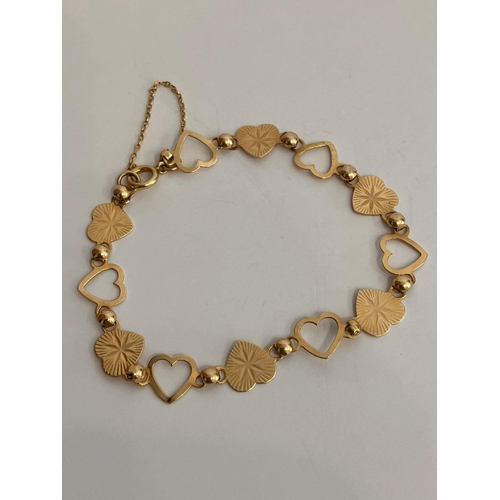 69 - Extremely pretty 9 carat GOLD HEART BRACELET. Complete with gold safety chain. 4.6 grams. 19 cm.