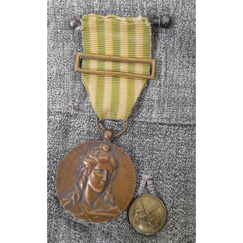 180 - WW1 Portuguese Pioneers Tunic, complete with the following Medals: Portuguese Victory Medal, Assidui... 