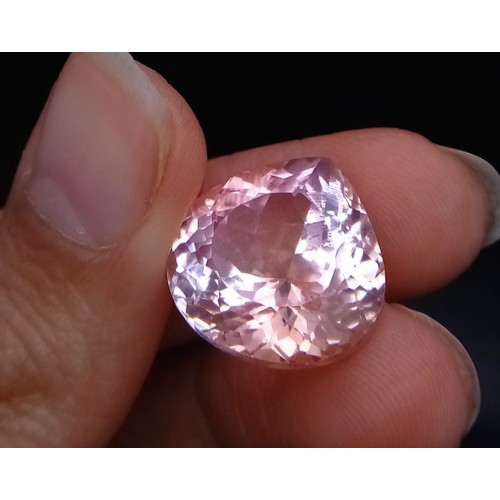 395 - A Beautiful 25ct Heart-Shaped Pink Morganite Gemstone. Beautifully faceted and dances in the light. ... 