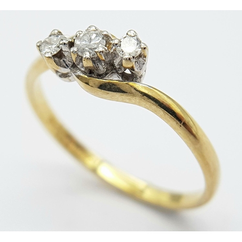 600 - A 9K YELLOW GOLD 3 STONE DIAMOND TWIST RING 0.12CT 1.5G SIZE N.

ref: SPAS 9028