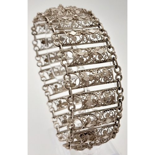 1699 - A VERY PRETTY VINTAGE SILVER FILIGREE BRACELET .   28.6gms