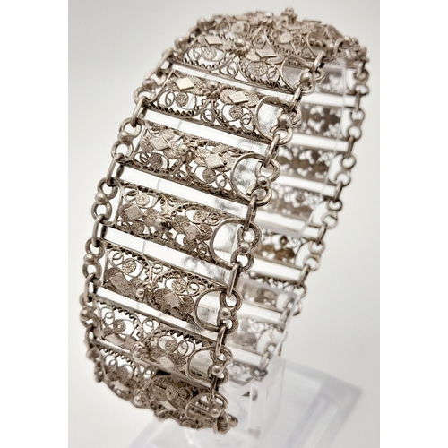 1699 - A VERY PRETTY VINTAGE SILVER FILIGREE BRACELET .   28.6gms