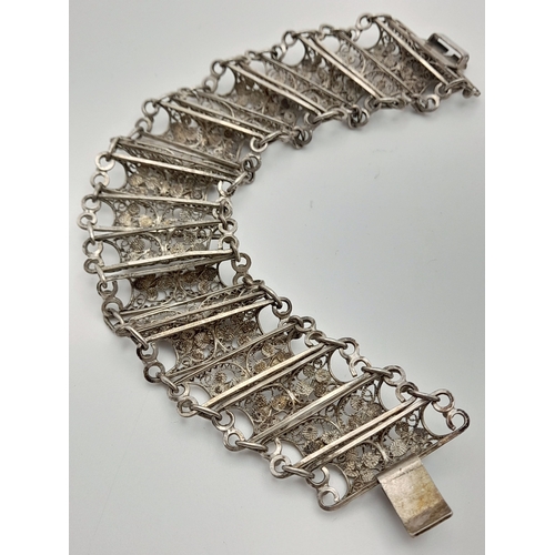 1699 - A VERY PRETTY VINTAGE SILVER FILIGREE BRACELET .   28.6gms