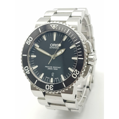159 - An Oris Automatic Divers Watch. Pressure resistant to 300M - Model 7653. Stainless steel bracelet an... 