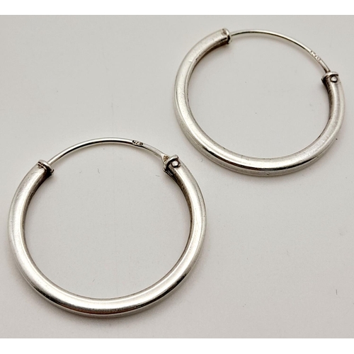 98 - A PAIR OF STERLING SILVER HOOP EARRINGS. 3.5G