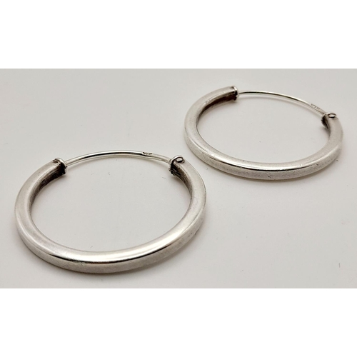 98 - A PAIR OF STERLING SILVER HOOP EARRINGS. 3.5G