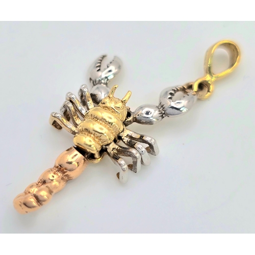 81 - A 14K 3 COLOUR ARTICULATED SCORPION CHARM.  3.5cm length, 3g total weight. Ref: SC 8050