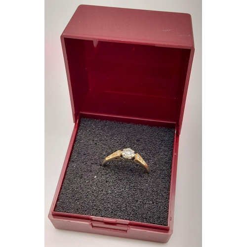 139 - Classic 9 carat GOLD and DIAMOND SOLITAIRE RING with DIAMOND shoulders. Old-fashioned mount and sett... 