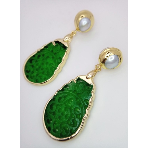 210 - A gilded, fashionable, carved green jade pair of earrings, length: 6 cm, weight: 14.6 g, in a presen... 