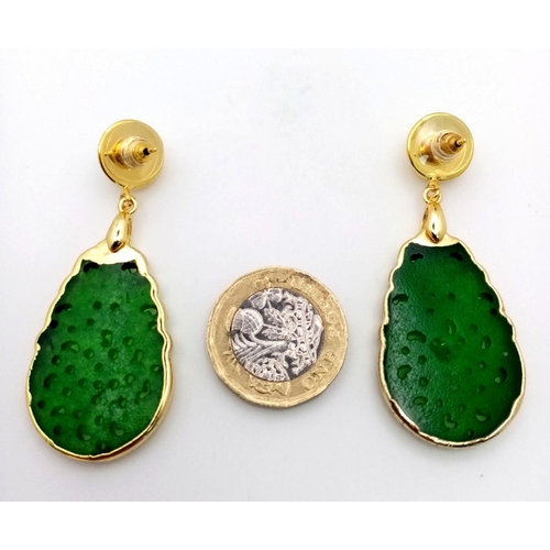 210 - A gilded, fashionable, carved green jade pair of earrings, length: 6 cm, weight: 14.6 g, in a presen... 