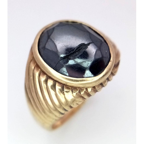 297 - A 9k (tested as) yellow gold engraved shoulder hematite signet ring (crack in hematite). Size Q. 8.2... 