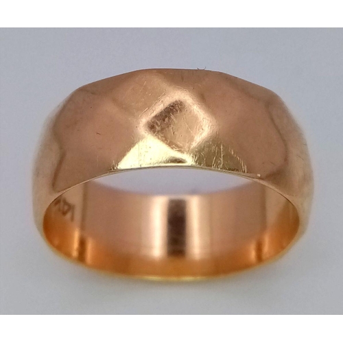 332 - A 14k Yellow Gold Hammered Band. 5g total weight. Size M.