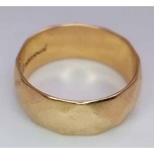 332 - A 14k Yellow Gold Hammered Band. 5g total weight. Size M.