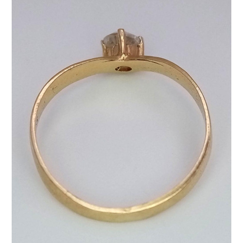 493 - An 18k (tested as) yellow gold wishbone ring set with a 4mm cubic zirconia. Size M. 1.6g