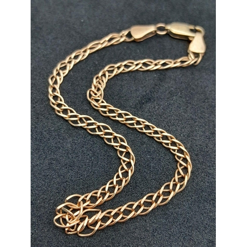 63 - 9 carat GOLD FANCY DOUBLE LINK BRACELET. 2.4 grams. 19.5 cm. Beautiful double links, please see pict... 