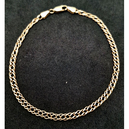 63 - 9 carat GOLD FANCY DOUBLE LINK BRACELET. 2.4 grams. 19.5 cm. Beautiful double links, please see pict... 