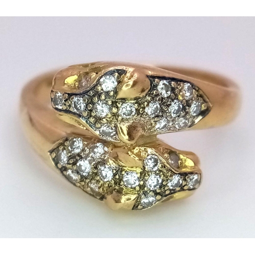 109 - AN 18K YELLOW GOLD DIAMOND SET DOUBLE HEADED PANTHER RING. 0.30CT. 5.7G. SIZE O