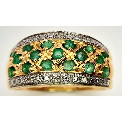 137 - A 14K YELLOW GOLD DIAMOND & EMERALD RING. 3.7G. SIZE P