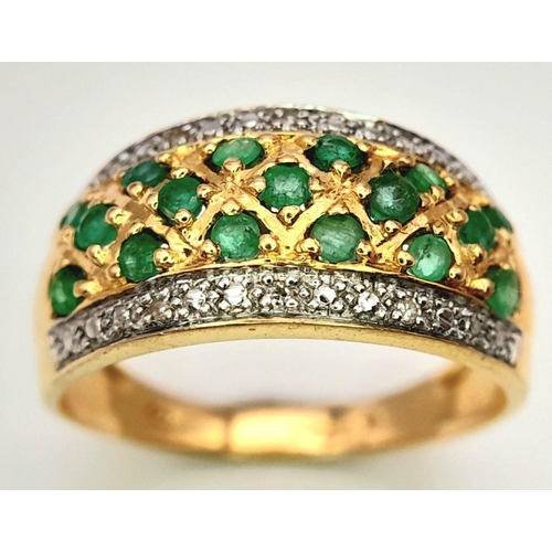 137 - A 14K YELLOW GOLD DIAMOND & EMERALD RING. 3.7G. SIZE P