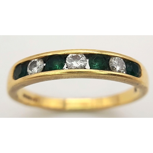 172 - AN 18K YELLOW GOLD DIAMOND & EMERALD BAND RING - 0.15CT DIAMOND & 0.30CT EMERALD. 2.6G TOTAL. SIZE N