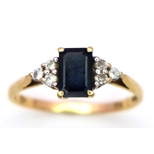 495 - AN 18K YELLOW GOLD DIAMOND & SAPPHIRE CLUSTER RING -  2.1G. SIZE N