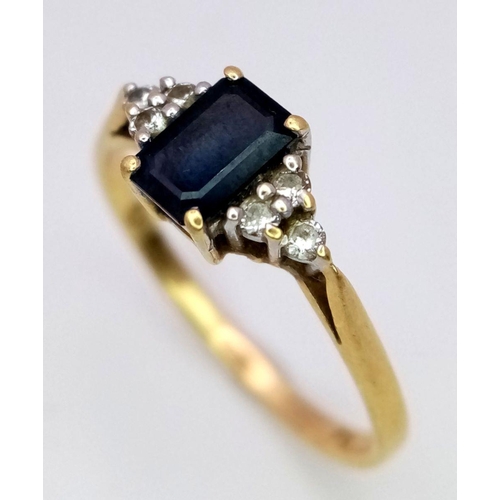 495 - AN 18K YELLOW GOLD DIAMOND & SAPPHIRE CLUSTER RING -  2.1G. SIZE N