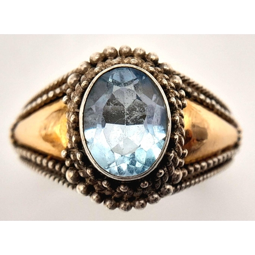 558 - A STERLING SILVER & 18K YELLOW GOLD BLUE TOPAZ SET RING - 5.5G