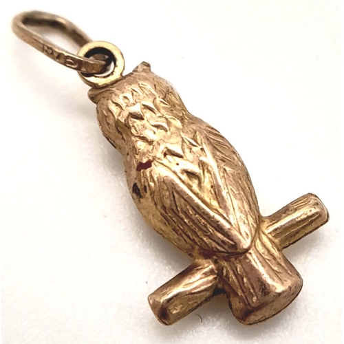 741 - A 9K YELLOW GOLD OWL CHARM. 0.6G.