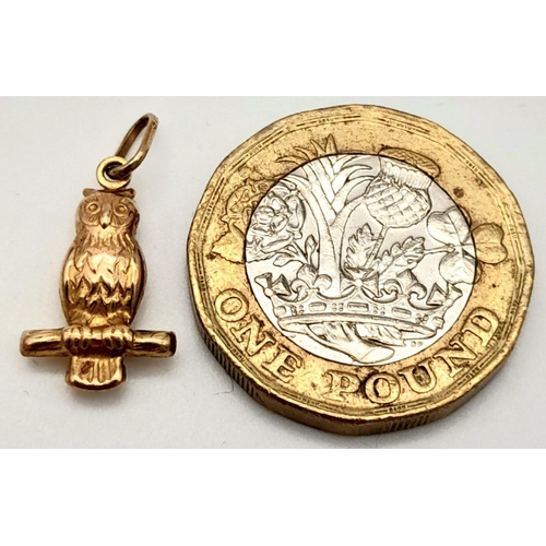 741 - A 9K YELLOW GOLD OWL CHARM. 0.6G.