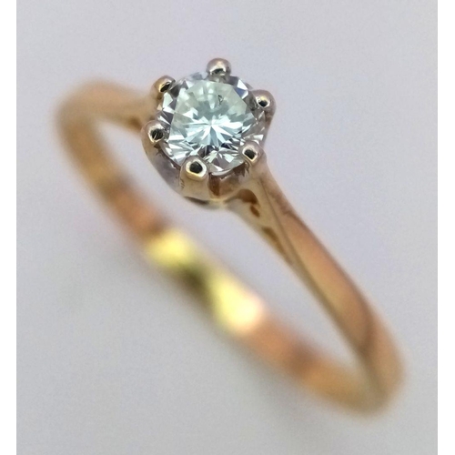 89 - AN 18K YELLOW GOLD DIAMOND SOLITAIRE RING. 0.20CT. 1.9G. SIZE O