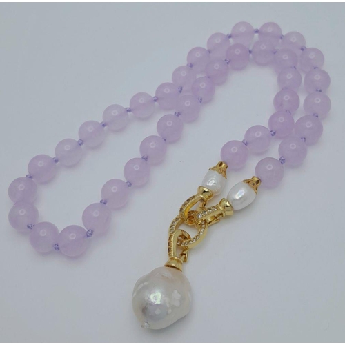 1447 - A Beautiful Lavender Jade Beaded Necklace with a Drop Keshi Baroque Pearl Pendant - 7cm. 10mm beads.... 