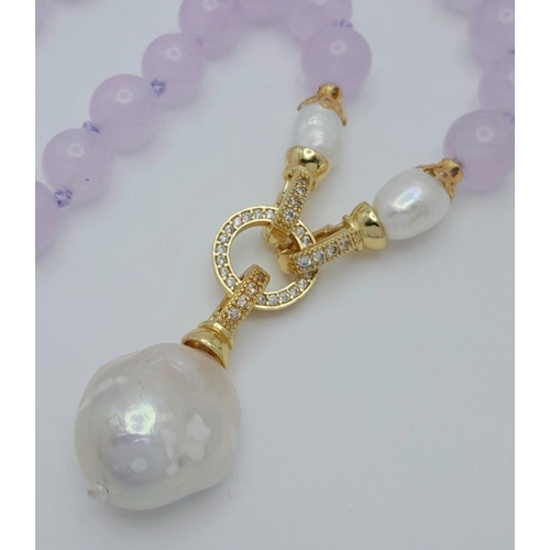 1447 - A Beautiful Lavender Jade Beaded Necklace with a Drop Keshi Baroque Pearl Pendant - 7cm. 10mm beads.... 