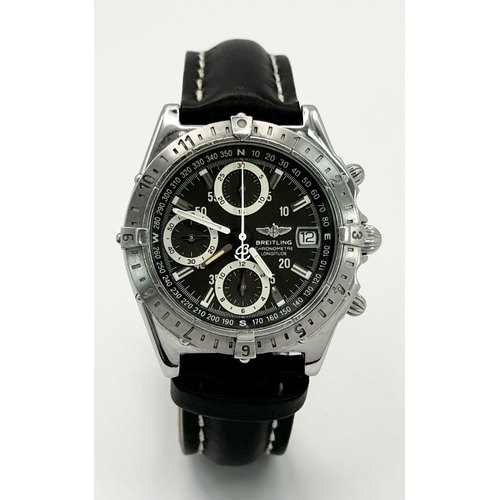 39 - A BREITLING CHRONOMETRE AUTOMTIC GENTS WATCH IN STAINLESS STEEL WITH BLACK LEATHER STRAP, 3 SUBDIALS... 